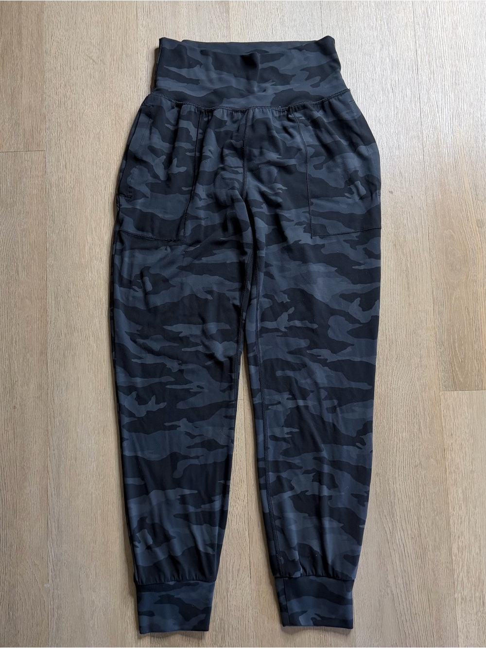 Athleta salutation camo jogger - xs